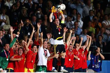 Iker Casillas levantando la Eurocopa ganada en 2008 en Viena (Austria).