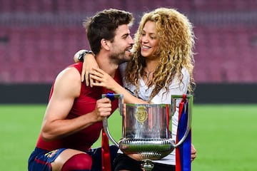 
La bella cantautora colombiana y el central del Barcelona mantienen una relación sentimental desde el 2011. En 2013 se convirtieron en padres por primera vez con la llegada de Milán y en 2014 la familia creció con Sasha. Shakira presume constantemente a su familia en redes sociales y hasta "se lleva" al catalán en su bicicleta.  