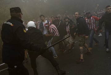 Los seguidores del Sporting de Gijón protagonizaron graves incidentes, con la policía, a la llegada del autobús del Sporting, en las inmediaciones del Molinón. 
