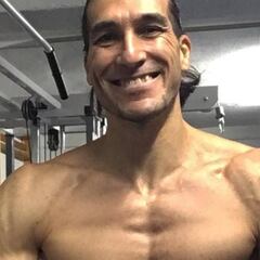 El espectacular cambio físico de Pinto en su nueva vida como músico