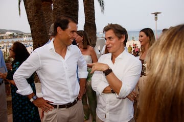 PALMANOVA (MALLORCA), 28/06/2023.- El tenista Rafa Nadal conversa con el cantante Carlos Baute (d) en la inauguración del primer hotel Zel Mallorca, la marca creada por la cadena de hoteles y el tenista, este miércoles en la localidad mallorquina de Palmanova. EFE/Cati Cladera
