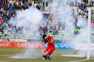 El arquero de Universidad de Chile, Martín Parra, fue agredido por bombas de estruendo en el clásico ante la UC.