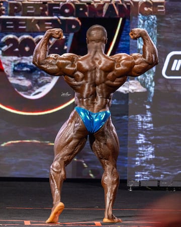 El representante de Reino Unido, el nigeriano Samson Dauda ha ganado el Mr. Olympia 2024. Nacido el 11 de marzo de 1992 en Nigeria comenzó su viaje en el culturismo en 2014, compitiendo en su primer espectáculo local en el Reino Unido.