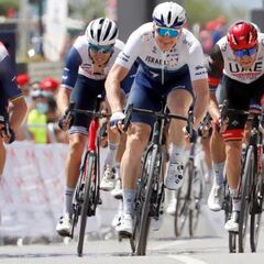 Greipel domina el esprint por delante del colombiano Hodeg
