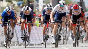 Greipel domina el esprint por delante del colombiano Hodeg