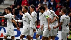 Los jugadores del PSG celebran un gol al Rennes.