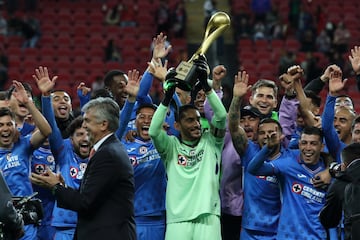 Cruz Azul celebrando el título de la Copa Sky 2022, en el Estadio Akron, el 30 de Diciembre de 2022.