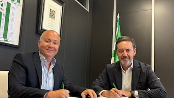 Monterrubio, con el representante del Amman FC