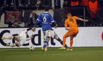 0-4. Benzema marca el cuarto gol.