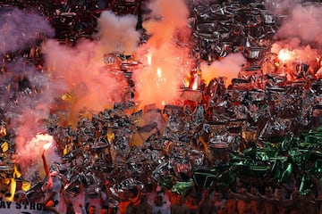 Teddy Boys 95, ultras del Legia de Varsovia, son una de los formaciones mas agresivas y peligrosas del fútbol europeo. Racistas, homófobos y de ideología nazi, van  armados y una de sus fuentes de financiación es el tráfico de drogas. Partido tras partido protagonizan numerosos inicidentes con los aficionados de los equipos rivales.