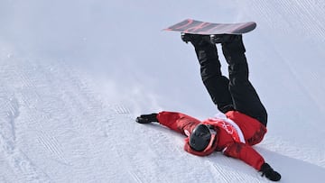 Canada's Sebastien Toutant falls as he competes in the snowboard men's slopestyle final run during the Beijing 2022 Winter Olympic Games at the Genting Snow Park H & S Stadium in Zhangjiakou on February 7, 2022. (Photo by Ben STANSALL / AFP)