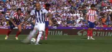 Captura del momento en el que el balón se levanta ante el inminente golpeo de Sandro.