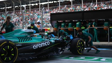 Mecánicos de Aston Martin empujan el coche de Alonso al box del equipo en Miami.