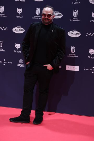 El actor Borja Glez Santaolalla posa en la alfombra roja de los Premios Feroz 2025.