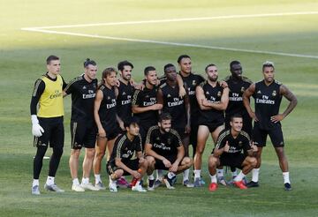 Multitudinario entrenamiento del Real Madrid a puerta abierta