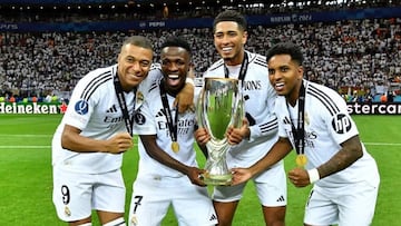 Mbappé, Vinicius, Bellingham y Rodrygo, con la Supercopa ganada en Varsovia.