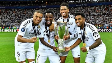 Mbappé, Vinicius, Bellingham y Rodrygo, con la Supercopa ganada en Varsovia.