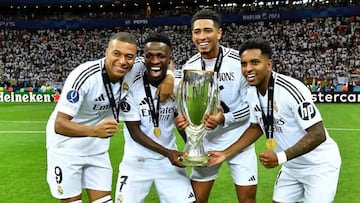 Mbappé, Vinicius, Bellingham y Rodrygo, con la Supercopa ganada en Varsovia.