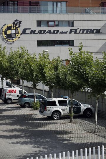 Un vehículo de la Guardia Civil aparcado desde primera hora de la mañana en la sede de la Federación Española de Fútbol.
