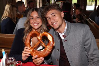 Tom Bischof con su novia, Josefine Scholl, durante la fiesta del Oktoberfest celebrada en Múnich.