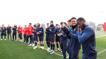 26-01-24. AXEL BAMBA MUESTRA SU EMOCIÓN TRAS RECIBIR LA CAMISETA CON EL NÚMERO 14 DESPUÉS DE UNA LARGA INACTIVIDAD POR LESIÓN.