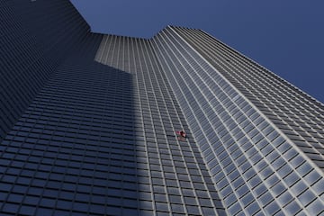 Alain Robert es un escalador de 60 años que se dedica a concienciar a los gobiernos para la lucha del cambio climático. Esta vez ha escalado un rascacielo de La Défense, un moderno barrio de negocios situado al oeste de París.