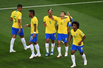 1-0. Philippe Coutinho celebró el primer gol.