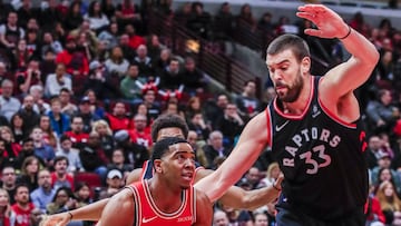 THM07. Chicago (United States), 30/03/2019.- Chicago Bulls guard Shaquille Harrison (L) drives around Toronto Raptors center Marc Gasol of Spain (R) during the NBA game between the Toronto Raptors and the Chicago Bulls at the United Center in Chicago, Illinois, USA, 30 March 2019. (Baloncesto, España, Estados Unidos) EFE/EPA/TANNEN MAURY SHUTTERSTOCK OUT