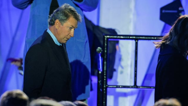 Former hockey player Wayne Gretzky attends the National Christmas Tree lighting ceremony at the White House in Washington, D.C., U.S., December 4, 2025. REUTERS/Brian Snyder