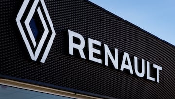 FILE PHOTO: A logo of Renault is seen outside a Renault car dealer in Arnhem, Netherlands February 18, 2025. REUTERS/Piroschka van de Wouw/File Photo