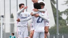 Arribas celebra un gol del Castilla con sus compa&ntilde;eros.