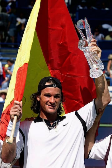 El tenista espa?ol recibi el trofeo que le acreditaba como el nmero uno del "ranking" mundial, tras vencer al brasile?o  Gustavo Kuerten, en una de las semifinales del torneo de Indian Wells en marzo de 1999.