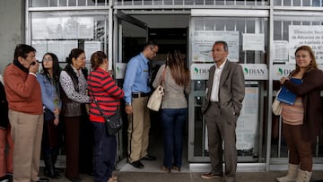 Colombianos haciendo fila en un banco