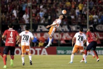 Football Soccer - Chile's Cobresal v Paraguay's Cerro Porteno - Copa Libertadores - Defensores del Chaco Stadium, Asuncion, Paraguay, 25/02/2016   Rodrigo Urena (C) of Chile's Cobresal jumps for the ball. REUTERS/Jorge Adorno