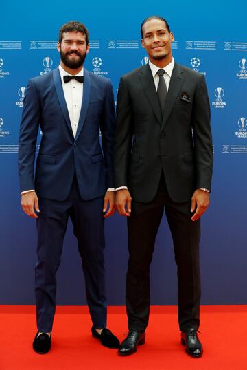 Los jugadores del Liverpool Virgil van Dijk y Alisson antes del sorteo. 