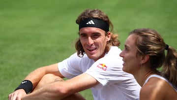 Stefanos Tsitsipas y Paula Badosa posan juntos durante un entrenamiento en Wimbledon.