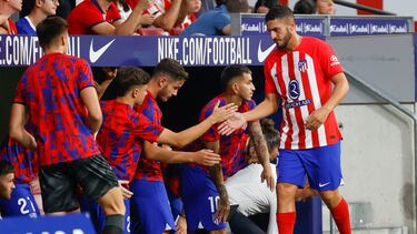 El centrocampista del Atlético de Madrid Koke Resurrección (d) se retira lesionado, durante el partido de LaLiga ante el Granada.