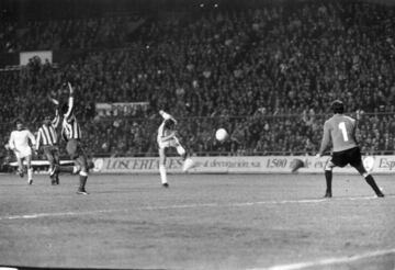 Atleti did everything they could to turn the tie around at the Calderón with 65,000 supporters behind them for the return leg on 15 March 1978. Domingo Benegas and Marcial put the hosts 2-0 in front but the atmosphere cooled when Julien Cools pulled one b