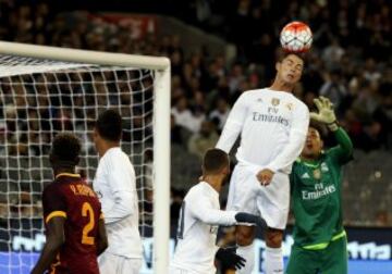 Cristiano Ronaldo despeja un balón.