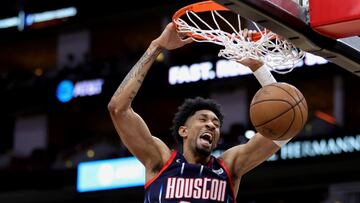 HOUSTON, TEXAS - FEBRUARY 10: Christian Wood #35 of the Houston Rockets dunks the ball during the first half against the Toronto Raptors at Toyota Center on February 10, 2022 in Houston, Texas. NOTE TO USER: User expressly acknowledges and agrees that, by downloading and or using this photograph, User is consenting to the terms and conditions of the Getty Images License Agreement.   Carmen Mandato/Getty Images/AFP
== FOR NEWSPAPERS, INTERNET, TELCOS & TELEVISION USE ONLY ==