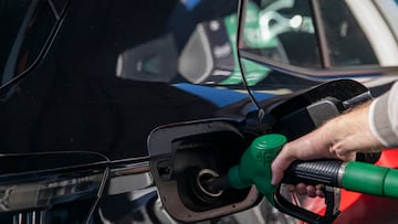 Cola de coches en una gasolinera de L'Hospitalet de Llobregat (Barcelona, Catalunya, España) el 31 de diciembre de 2022, último día de la bonificación del Gobierno al combustible: un descuento de 0,20 euros por litro repostado, según el Real Decreto-ley 6/2022 de 29 de marzo que fija medidas urgentes dentro el Plan Nacional de respuesta a las consecuencias socioeconómicas de la guerra en Ucrania.
Lorena Sopêna / Europa Press
31/12/2022