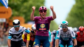 Mads Pedersen celebra su victoria en la 3ª etapa del Giro, en Vlore.