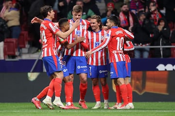 Los jugadores del Atl¨¦tico de Madrid celebran con Antoine Griezmann el 2-0 al Mallorca.