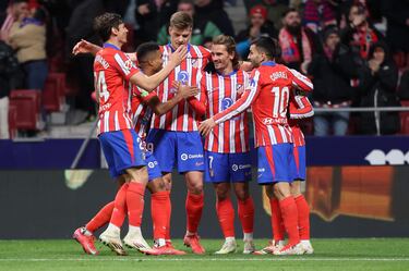 Los jugadores del Atlético de Madrid celebran con Antoine Griezmann el 2-0 al Mallorca. 