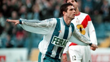 Pauleta celebra un gol con el Deportivo. 