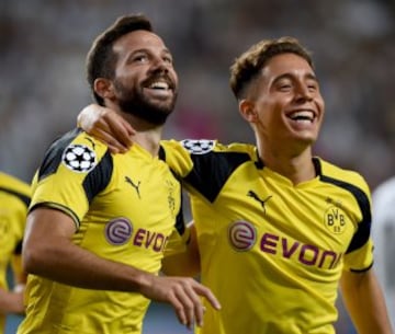 Nació en Alemania, pero posee la doble nacionalidad alemana-española. Su padre es de Cádiz y su madre de Granada. Actualmente juega en el Borussia Dortmund.