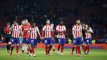 Los jugadores del Atlético al terminar el partido ante el Granada.