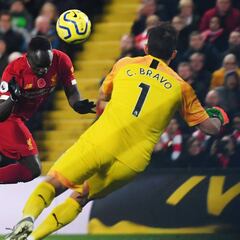 La pesadilla que vivió Bravo en los primeros 15' ante Liverpool