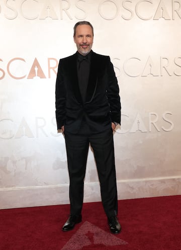 Denis Villeneuve posa en la alfombra roja del Dolby Theatre.