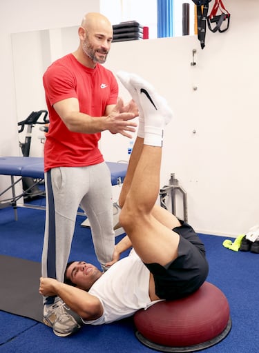 Carlos Alcaraz en el gimnasio realizando ejercicios de core durante su preparación para el Abierto de Australia 2026 en el centro médico deportivo Cardiosalus Sport en Murcia.